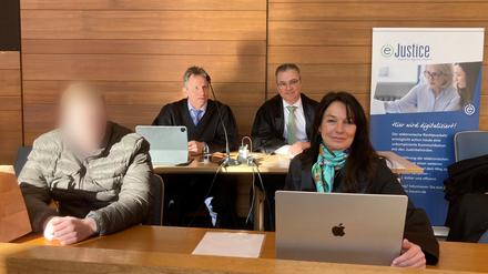 Der Angeklagte (l.) zu Beginn der Sitzung im Hanna-Prozess