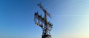 07.03.2024, Brandenburg, Spreenhagen: Ein Strommast steht mit Brandspuren auf einem Feld nahe der Tesla-Autofabrik. In der Tesla-Autofabrik in Grünheide steht die Produktion wegen eines Stromausfalls nach einem Brandanschlag auf den Hochspannungsmast still. Foto: Sven Kaeuler/tnn/dpa +++ dpa-Bildfunk +++