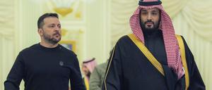 Der ukrainische Präsident Wolodymyr Selenskyj in Saudi-Arabien mit dem Kronzprinzen Mohammed bin Salman.
