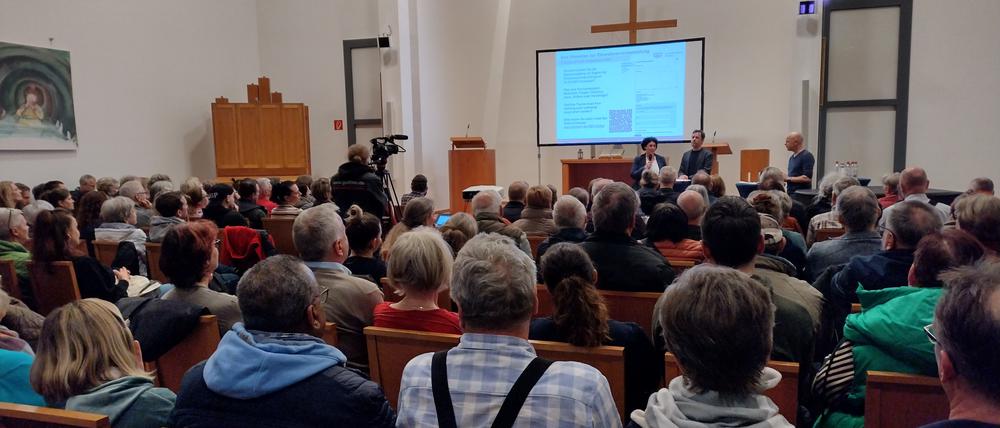 Etwa 200 Anwohner informierten sich über die Pläne für eine Gemeinschaftsunterkunft im Kirchsteigfeld.