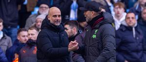 Am Sonntag trifft Manchester City mit Pep Guardiola (li.) auf Jürgen Klopp und den FC Liverpool. Es ist das 30. Duell der beiden Trainer.  