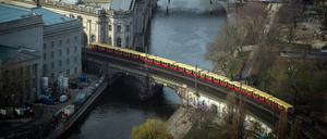 Nach dem 35-stündigen Lokführerstreik läuft der S-Bahn-Verkehr in der Berliner Innenstadt schrittweise wieder an.