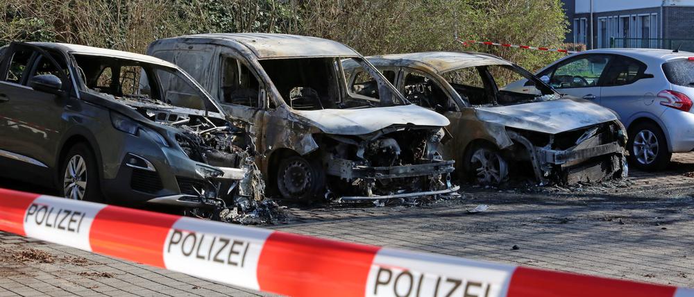 Autobrand in Potsdam. In der Nacht zum Freitag wurden mehrere PKW unter anderem in der Forststraße in Potsdam angezündet.