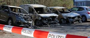 Autobrand in Potsdam. In der Nacht zum Freitag wurden mehrere PKW unter anderem in der Forststraße in Potsdam angezündet.