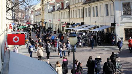 Besucher Potsdam. Großer Menschenandrang auf der Brandenburger Straße in Potsdam.