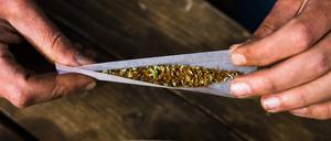 ARCHIV - 17.04.2023, Baden-Württemberg, Heitersheim: Ein mit Cannabis gefüllter Joint wird von zwei Händen gehalten. (zu dpa: ««Nicht umsetzbar» - Kretschmann für Verschiebung von Cannabis-Freigabe») Foto: Philipp von Ditfurth/dpa +++ dpa-Bildfunk +++