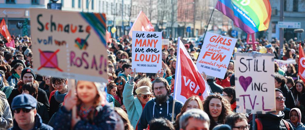 Ziemlich buntes Meer an Fahnen und Plakaten: die große Frauentagsdemo in Berlin.