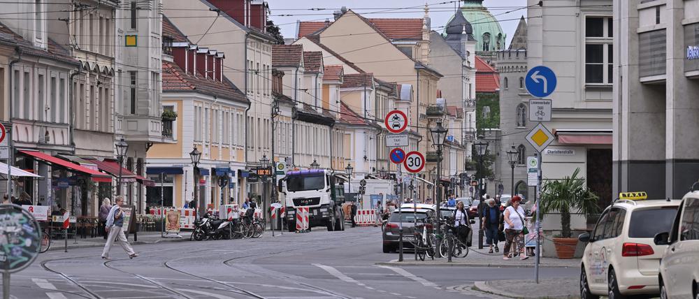 Die Kreuzung Friedrich-Ebert-Straße/Charlottenstraße wird bis 28. März für Schienenarbeiten vollgesperrt.