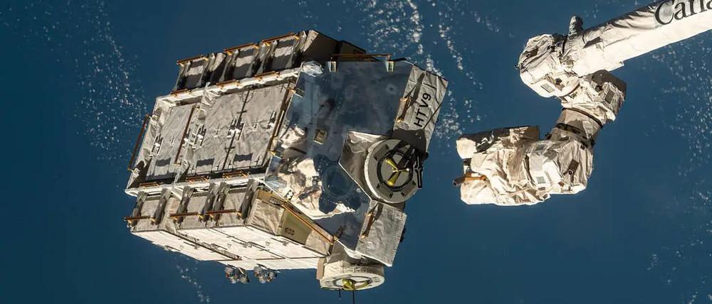 Trümmerteile eines ausrangierten Batteriepakets der Internationalen Raumstation ISS könnten am Freitag auf die Erde niedergehen - Deutschland treffen sie aller Voraussicht nach aber nicht.
