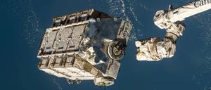 Trümmerteile eines ausrangierten Batteriepakets der Internationalen Raumstation ISS könnten am Freitag auf die Erde niedergehen - Deutschland treffen sie aller Voraussicht nach aber nicht. 