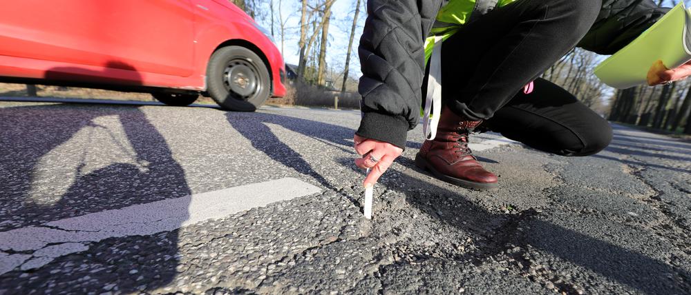 Straßenzustand in Potsdam nach Wintersaison.
Bernd Rubelt, Beigeordneter für Stadtentwicklung, Bauen, Wirtschaft und Umwelt, informiert über den Straßenzustand nach der Wintersaison (Winterschäden) an einzelnen Straßen in der Landeshauptstadt und den Umgang damit.