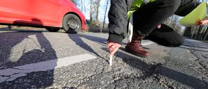Straßenzustand in Potsdam nach Wintersaison.
Bernd Rubelt, Beigeordneter für Stadtentwicklung, Bauen, Wirtschaft und Umwelt, informiert über den Straßenzustand nach der Wintersaison (Winterschäden) an einzelnen Straßen in der Landeshauptstadt und den Umgang damit.