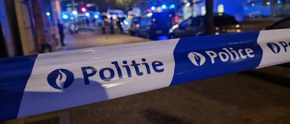 Ein Absperrband der Polizei ist an einem Tatort zu sehen.