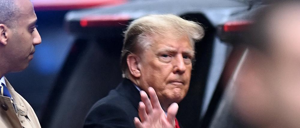 Donald Trump, ehemaliger Präsident der USA, verlässt sein Wohnhaus in New York. Die Schlussplädoyers im Verleumdungsprozess gegen Trump sollen am Freitag beginnen.