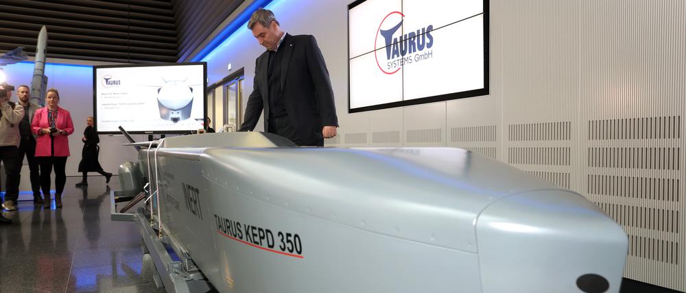 Der bayerische Ministerpräsident Markus Söder (CSU) steht diese Woche an einem Ausstellungsstück eines Taurus KEPD 350 Marschflugkörpers im Showroom des Rüstungsunternehmens MBDA.