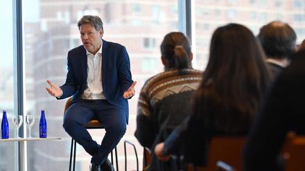 Bundeswirtschaftsminister Robert Habeck (Grüne) spricht vor Studierenden der Columbia University’s Business School in New York.