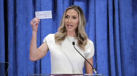 Lara Trump, neu gewählte Co-Vorsitzende der republikanischen Partei, hält eine Rede während der allgemeinen Sitzung der RNC-Frühjahrstagung. Die Schwiegertochter des früheren US-Präsidenten Trump, ist zur Co-Vorsitzenden der republikanischen Partei gewählt worden.