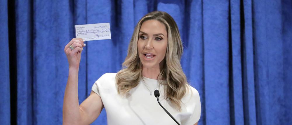Lara Trump, neu gewählte Co-Vorsitzende der republikanischen Partei, hält eine Rede während der allgemeinen Sitzung der RNC-Frühjahrstagung. Die Schwiegertochter des früheren US-Präsidenten Trump, ist zur Co-Vorsitzenden der republikanischen Partei gewählt worden.