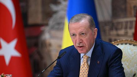 Turkish President Recep Tayyip Erdogan attends a joint press conference with Ukrainian President at the Dolmabahce Presidental office in Istanbul on March 8, 2024. (Photo by OZAN KOSE / AFP)