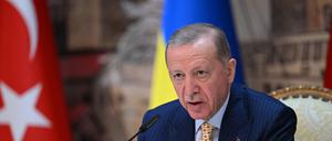 Turkish President Recep Tayyip Erdogan attends a joint press conference with Ukrainian President at the Dolmabahce Presidental office in Istanbul on March 8, 2024. (Photo by OZAN KOSE / AFP)