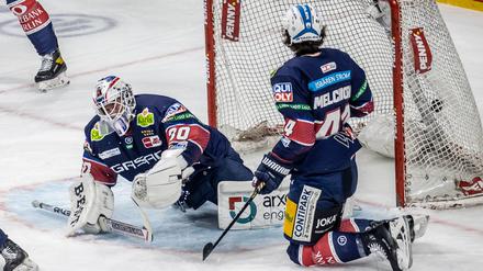 Eisbären-Torwart Jake Hildebrand und Julian Melchiori haben das Nachsehen.