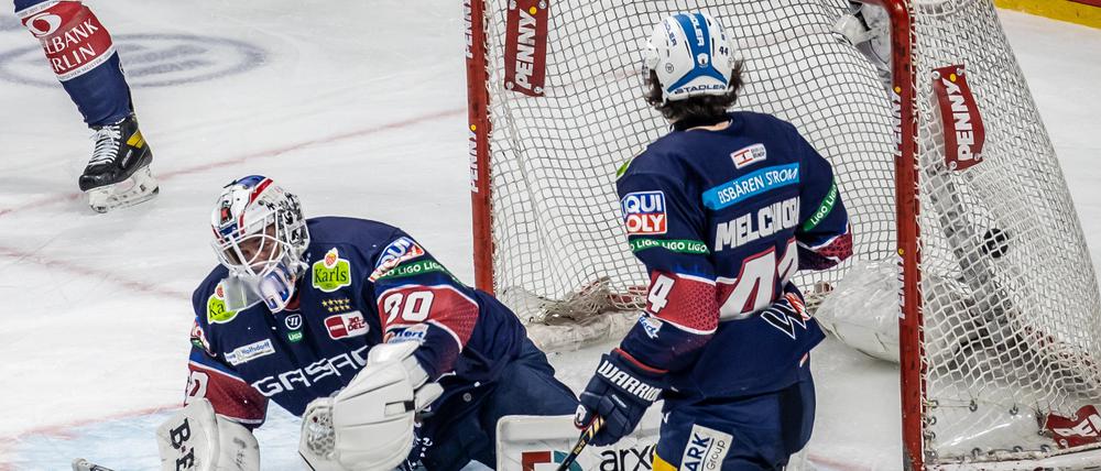 Eisbären-Torwart Jake Hildebrand und Julian Melchiori haben das Nachsehen.
