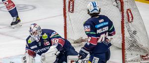 Eisbären-Torwart Jake Hildebrand und Julian Melchiori haben das Nachsehen.