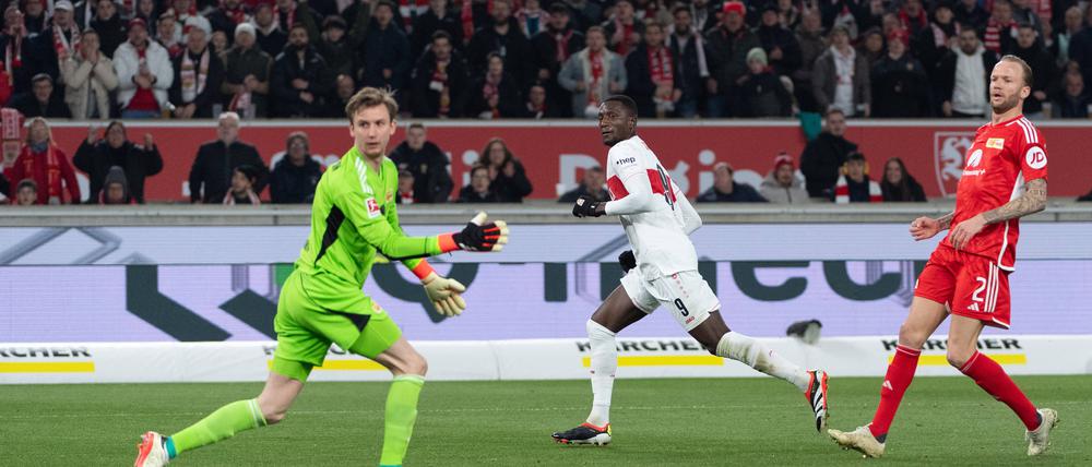 Er tut es schon wieder. Serhou Guirassy erzielte das 1:0 für den VfB Stuttgart.