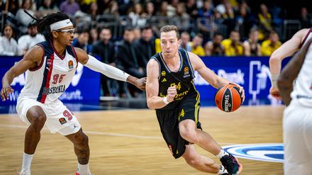 Chima Moneke (links) hatte mit Baskonia wenig Schwierigkeiten gegen Alba und Justin Bean.