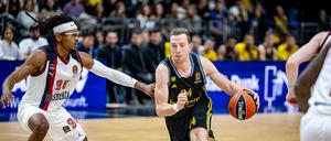 Chima Moneke (links) hatte mit Baskonia wenig Schwierigkeiten gegen Alba und Justin Bean.