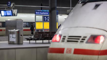 Eine Frau steht an einem Bahnsteig am Berliner Hauptbahnhof.