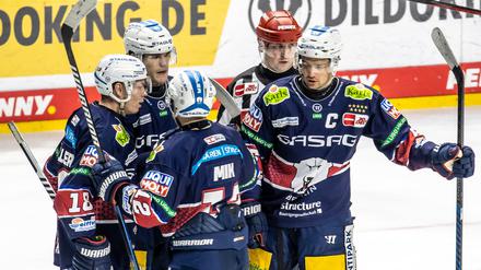 In den Play-offs müssen die Profis der Eisbären wieder füreinander einstehen.