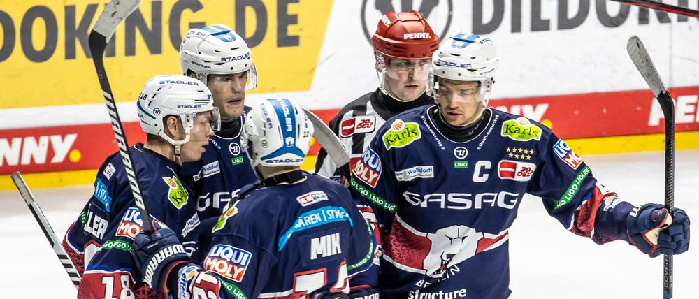 In den Play-offs müssen die Profis der Eisbären wieder füreinander einstehen.