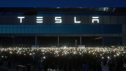 Mitarbeiter des Automobilkonzern Tesla protestieren vor dem Giga-Werk im brandenburgischen Grünheide. 