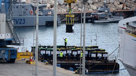 Eine Art Floß wird in Larnaka mit Hilfsgütern beladen. Es soll von einem Schiff über das Mittelmeer nach Gaza gezogen werden.