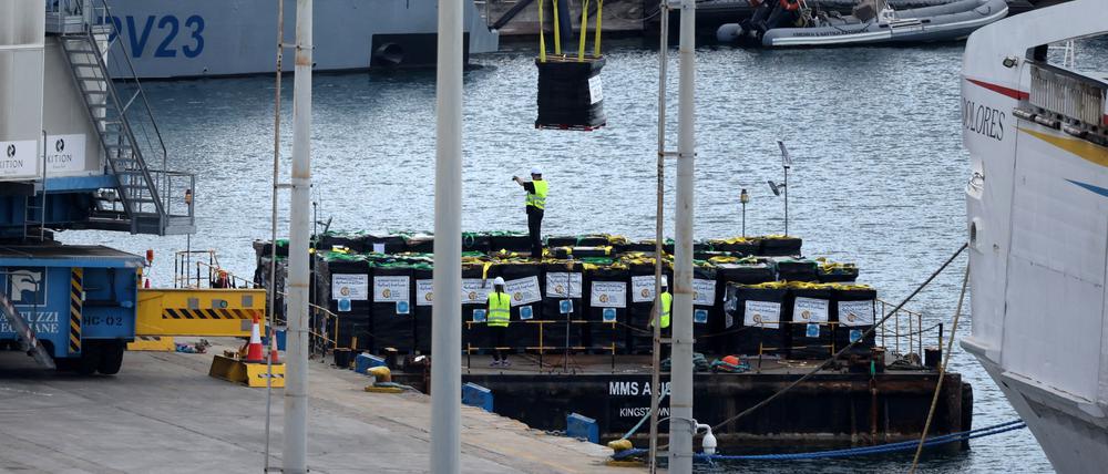 Eine Art Floß wird in Larnaka mit Hilfsgütern beladen. Es soll von einem Schiff über das Mittelmeer nach Gaza gezogen werden.