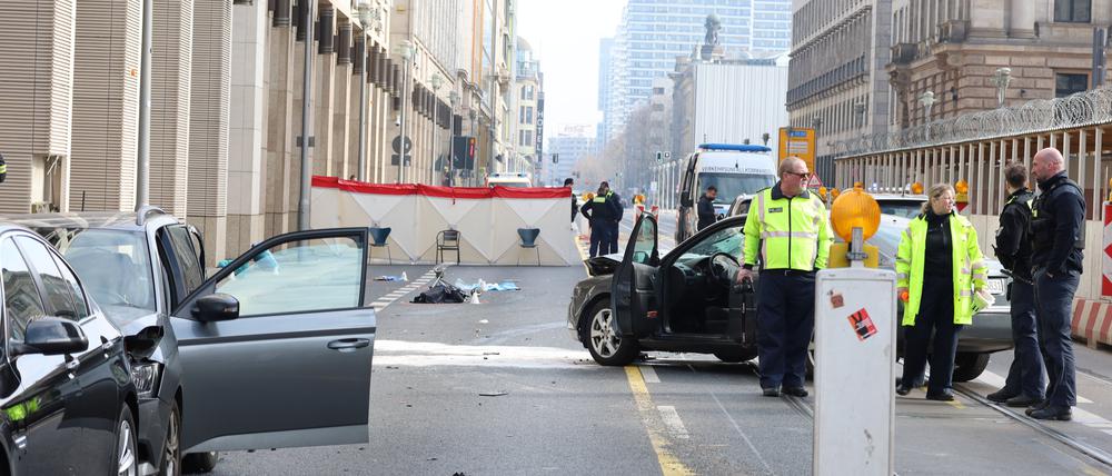 Einsatzkräfte der Polizei stehen an der Unfallstelle in der Leipziger Straße. Bei einem schweren Unfall in Berlin-Mitte sind vier Menschen schwer verletzt worden.
