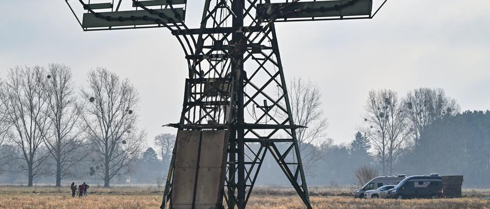 Ein Strommast steht mit Brandspuren auf einem Feld nahe der Tesla-Autofabrik.