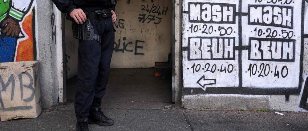 Ein Polizeibeamter steht neben einer Drogenkarte an einem Handelsplatz im Wohnprojekt Maison-Blanche im Norden von Marseille. 