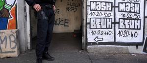 Ein Polizeibeamter steht neben einer Drogenkarte an einem Handelsplatz im Wohnprojekt Maison-Blanche im Norden von Marseille. 