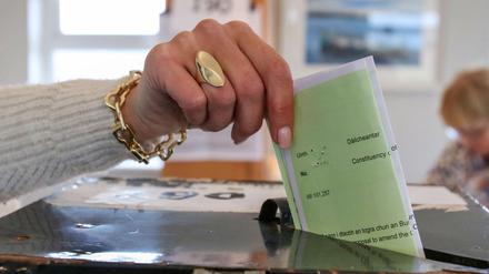 In Irland ist das Referendum über die Neufassung eines Verfassungsartikels zur Ehe und Rolle der Frau in der Familie gescheitert. 