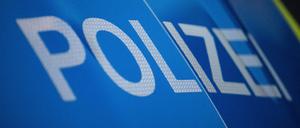 Das Wort Polizei ist auf der Karosserie eines Polizeifahrzeugs zu sehen (gestellte Szene). 