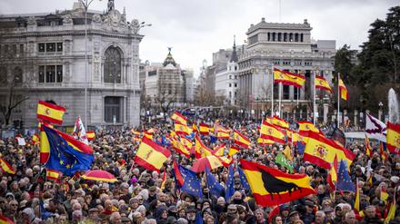 In Madrid protestieren Tausende gegen das Amnestiegesetz.