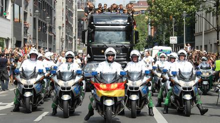 2014 wurde die DFB-Elf in Brasilien Weltmeister. Das Bild zeigt die Anfahrt zur Fan-Meile am Brandenburger Tor nach der Rückkehr.