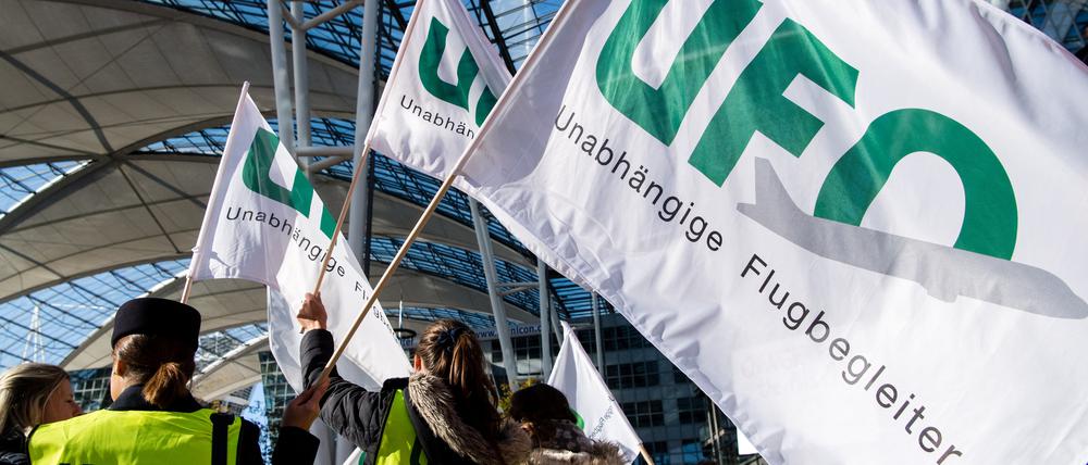 Flugbegleiter der Unabhängigen Flugbegleiter Organisation UFO haben sich bei einem Streik zu einer Kundgebung vor dem Terminal am Münchner Flughafen versammelt.