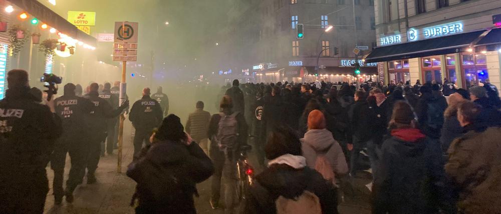 Demonstration „Stoppt den Staatsterrorismus – Solidarität mit den Untergetauchten und Gefangenen“ am Mariannenplatz in Kreuzberg.