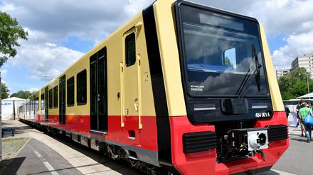 Der erste fertiggestellte Halbzug der Baureihe 484 der S-Bahn für Berlin und Brandenburg. Die S-Bahn Berlin hat 106 Züge bestehend aus 382 Wagen bestellt.