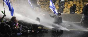 Die Polizei setzt Wasserwerfer ein, um Demonstranten während eines Protests gegen die Regierung des israelischen Premierministers Benjamin Netanjahu und für die Freilassung von Geiseln.