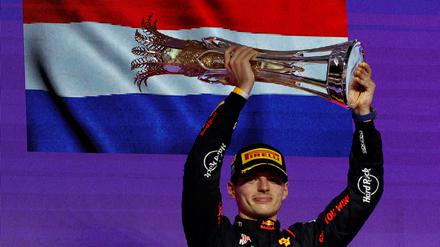 Gewohnte Pose. Max Verstappen mit der Siegertrophäe.