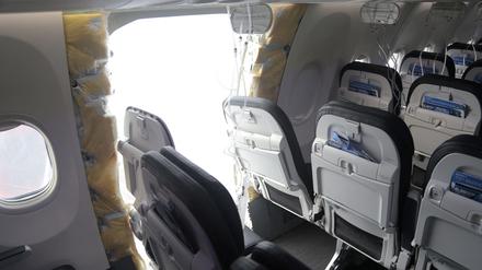 Bei dem Zwischenfall mit einer so gut wie neuen Boeing 737-8 Max von Alaska war kurz nach dem Start im Steigflug ein Rumpf-Fragment an der Reihe 26 herausgebrochen.